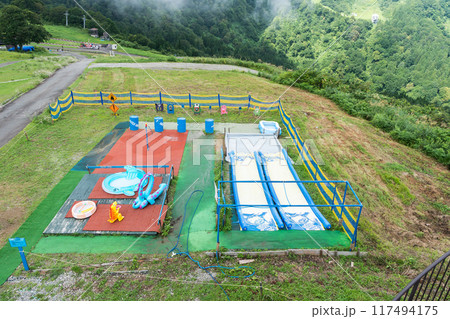 湯沢高原パノラマパークの水遊びエリア 夏晴れの青空 新潟県南魚沼郡湯沢町 湯沢高原パノラマパークの水遊びエリア 夏晴れの青空 新潟県南魚沼郡湯沢町 117494175