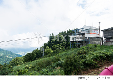 ガーラ湯沢のロープウェイ　夏晴れの青空　新潟県南魚沼郡湯沢町 117494176