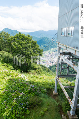 湯沢高原パノラマパーク　ロープウェイと湯沢の町　夏晴れの青空　新潟県南魚沼郡湯沢町 117494188