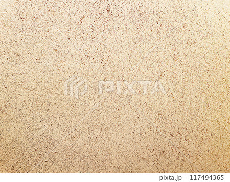 明るく白茶けた薄茶色の土壁のなかに藁の風合いが残る表面の横長の背景画像 117494365