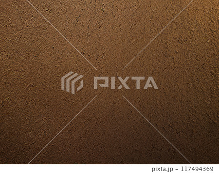暗い薄茶色の土壁のなかに藁の風合いが残る表面の横長の背景画像 117494369
