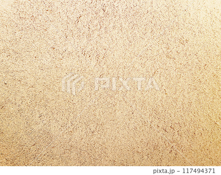 明るく白茶けた茶色の土壁のなかに藁の風合いが残る表面の横長の背景画像 117494371