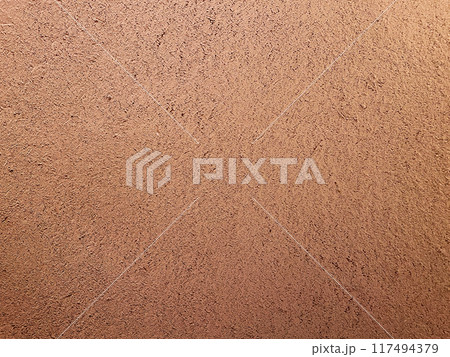 明るい赤茶色の土壁のなかに藁の風合いが残る表面の横長の背景画像 117494379