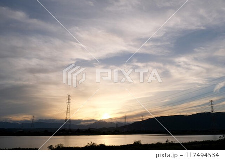 愛知県愛西市立田町（堤防）からの夕日6_2023年9月 117494534