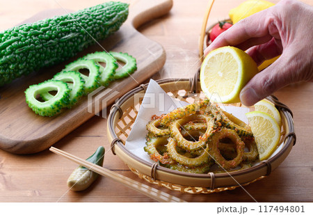 食欲のない夏におすすめ!ゴーヤの唐揚げ 食欲のない夏におすすめ!ゴーヤの唐揚げ 117494801