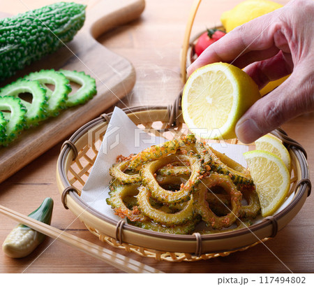 食欲のない夏におすすめ!ゴーヤの唐揚げ 食欲のない夏におすすめ!ゴーヤの唐揚げ 117494802