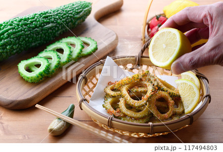 食欲のない夏におすすめ!ゴーヤの唐揚げ 食欲のない夏におすすめ!ゴーヤの唐揚げ 117494803