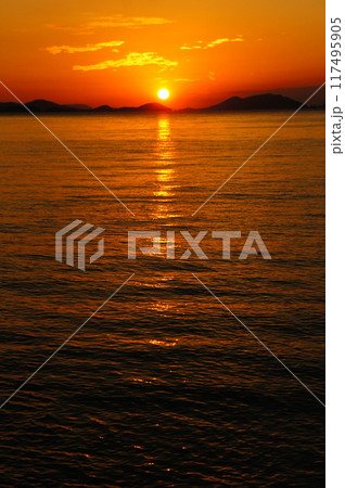 夕日で真っ赤に染まる空と海 夕日で真っ赤に染まる空と海 117495905