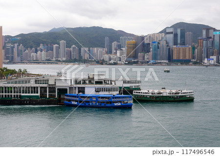 ホンコンのビクトリア湾を航行するスターフェリー 117496546