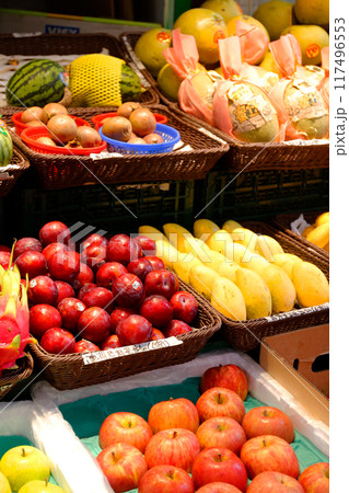 青空市場で売られる、オレンジなどの果物。ほとんどが輸入品。 青空市場で売られる、オレンジなどの果物。ほとんどが輸入品。 117496553