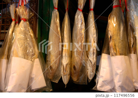 香港・徳輔道西で売られる塩干し魚（ハムユイ）。クサヤに似ていで臭いが美味。かつては安かったが今は高価 117496556