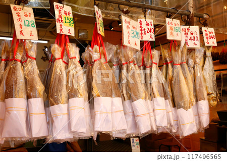香港・徳輔道西で売られる塩干し魚(ハムユイ)。クサヤに似ていで臭いが美味。かつては安かったが今は高価 香港・徳輔道西で売られる塩干し魚(ハムユイ)。クサヤに似ていで臭いが美味。かつては安かったが今は高価 117496565