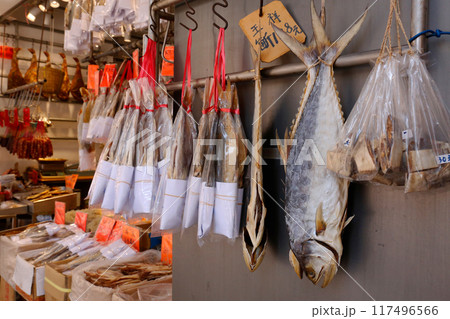 香港・徳輔道西で売られる塩干し魚（ハムユイ）。クサヤに似ていで臭いが美味。かつては安かったが今は高価 117496566
