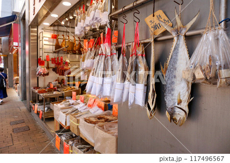 香港・徳輔道西で売られる塩干し魚(ハムユイ)。クサヤに似ていで臭いが美味。かつては安かったが今は高価 香港・徳輔道西で売られる塩干し魚(ハムユイ)。クサヤに似ていで臭いが美味。かつては安かったが今は高価 117496567