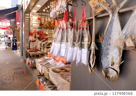 香港・徳輔道西で売られる塩干し魚(ハムユイ)。クサヤに似ていで臭いが美味。かつては安かったが今は高価 香港・徳輔道西で売られる塩干し魚(ハムユイ)。クサヤに似ていで臭いが美味。かつては安かったが今は高価 117496568