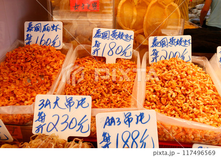 香港・徳輔道西の乾物店で売られる干しエビ。産地や大きさによって価格は異なる。 香港・徳輔道西の乾物店で売られる干しエビ。産地や大きさによって価格は異なる。 117496569