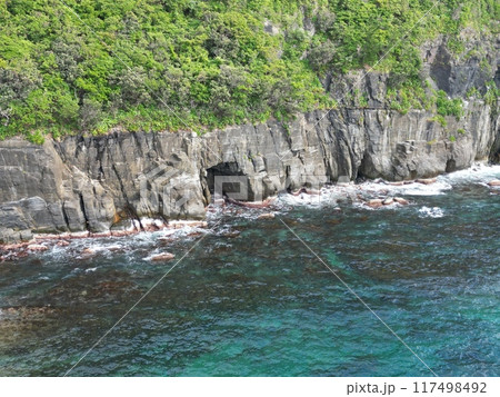 須佐ホルンフェルス付近の断崖の海岸の空撮 須佐ホルンフェルス付近の断崖の海岸の空撮 117498492