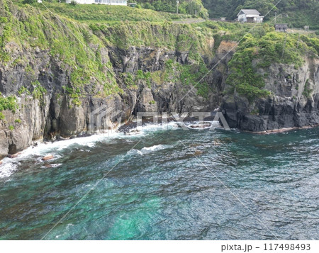 須佐ホルンフェルス付近の断崖の海岸線の空撮 須佐ホルンフェルス付近の断崖の海岸線の空撮 117498493
