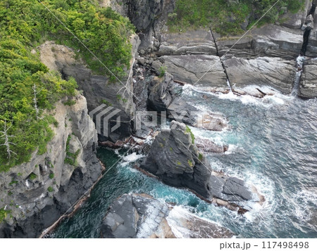 山口県萩市の須佐ホルンフェルス付近の海岸の空撮 山口県萩市の須佐ホルンフェルス付近の海岸の空撮 117498498