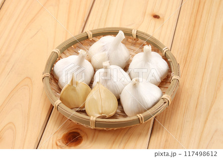 ザルに盛られた新鮮なニンニク 117498612