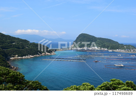 美しい海と山々が織りなす柏島の絶景 117498689