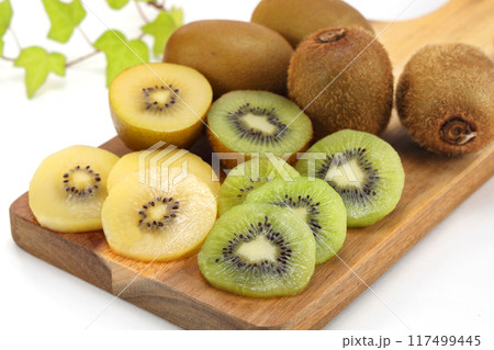 カットされたキウイフルーツ 117499445