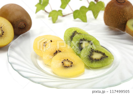 カットされた新鮮なキウイフルーツ 117499505