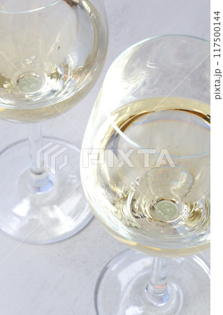 白ワインが注がれたふたつのワイングラスで、乾杯のイメージ 117500144