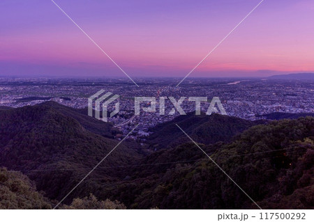 岐阜市、岐阜城から眺める夕焼けの景色（名古屋方面） 117500292