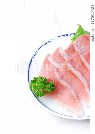 よく脂がのって美味しそうな、天然ブリのお刺身 よく脂がのって美味しそうな、天然ブリのお刺身 117500428