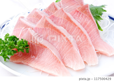 よく脂がのって美味しそうな、天然ブリのお刺身 よく脂がのって美味しそうな、天然ブリのお刺身 117500429