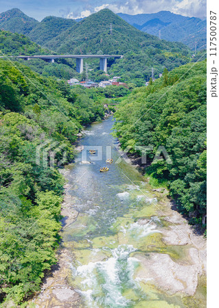 夏の利根川諏訪峡でラフティングを楽しむ風景 117500787