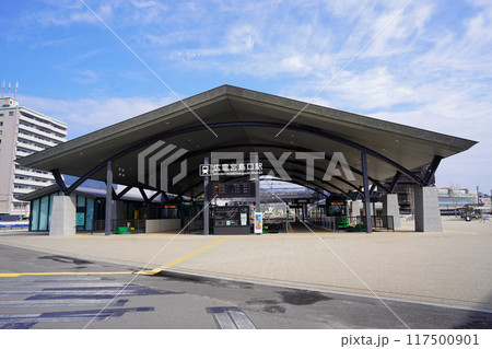 晴れた日の広電宮島口駅 117500901
