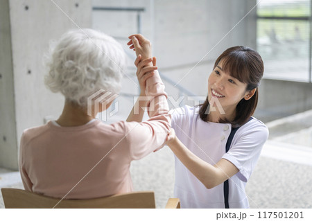 シニア女性のリハビリをする理学療法士 117501201
