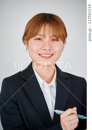 アンケートをとるビジネスウーマン　営業　バインダー　メモ 117501514
