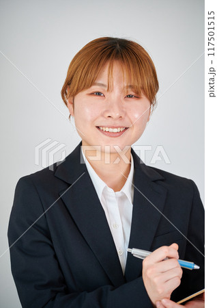 アンケートをとるビジネスウーマン　営業　バインダー　メモ 117501515