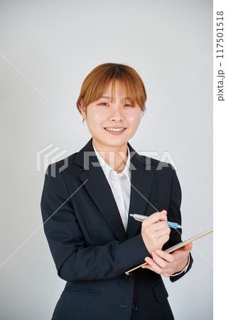 アンケートをとるビジネスウーマン　営業　バインダー　メモ 117501518