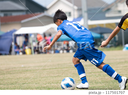 サッカーの試合をする小学生の男の子 サッカーの試合をする小学生の男の子 117501707