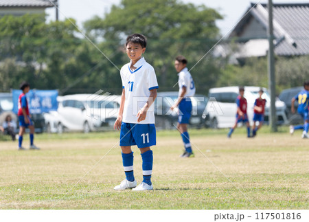 サッカーの試合をする小学生の男の子 117501816