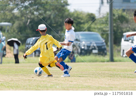 サッカーの試合をする小学生の男の子 117501818