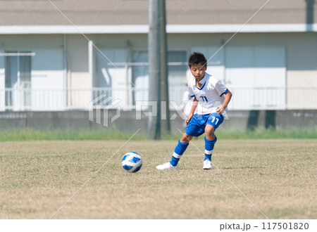 サッカーの試合をする小学生の男の子 117501820