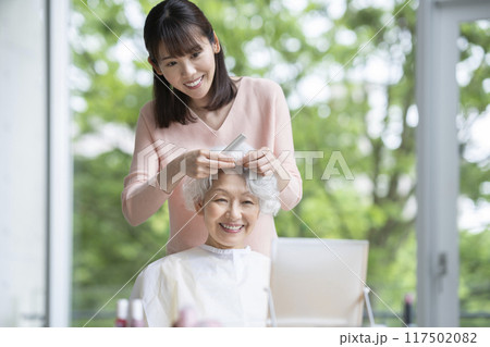 美容師に髪をセットしてもらうシニア女性 117502082