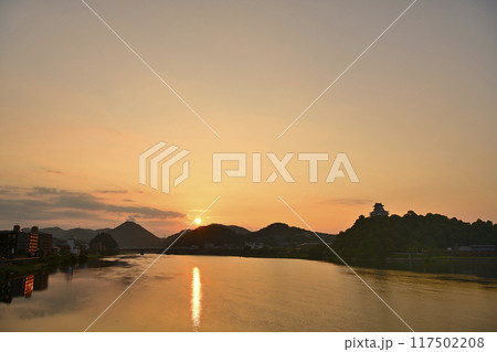 美しい朝陽と国宝犬山城 117502208