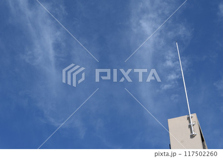 青い空に延びる避雷針 117502260