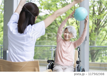 ボール体操をするシニア女性 117502308