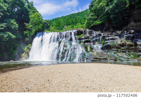 滝のある風景　栃木県の龍門の滝全景 117502486