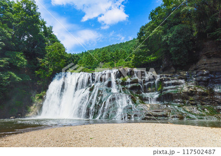 滝のある風景 栃木県の龍門の滝全景 滝のある風景 栃木県の龍門の滝全景 117502487
