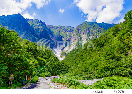夏の谷川岳一の倉沢を望む 117502692