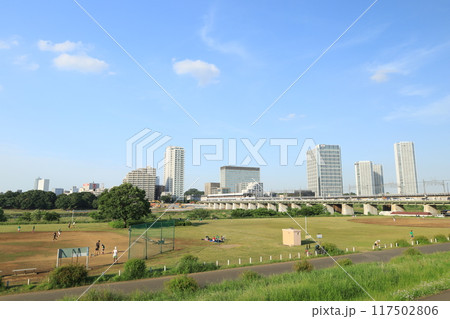 多摩川の河川敷から見る二子玉川駅周辺の風景 117502806