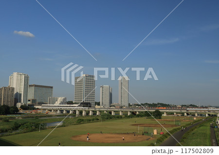 多摩川の河川敷から見る二子玉川駅周辺の風景 多摩川の河川敷から見る二子玉川駅周辺の風景 117502809